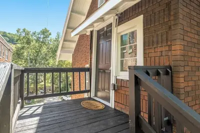 Image de Lovely 2-bedroom unit C, 5-10 mins walk to Uab. Great location stay at.