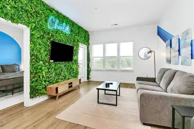 Image de 1br Apt w/ Pool, Gym & Free Parking - Sleeps 4!