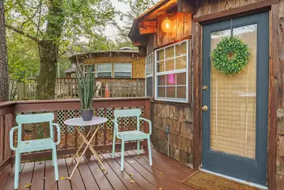 Image de Adventurer Yurt - Landing Zone, Studio. Full Bathroom. Kitchenette. Updated.