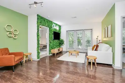 Image de Chic Urban Retreat: 2br with Balcony, Pool, Gym