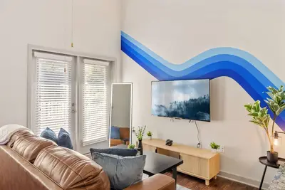 Image de Tranquil Urban Escape: Midtown Apt Pool & Parking