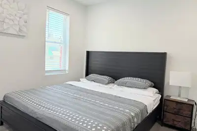 Image de 3 Bd 2 Ba townhome in Philadelphia with Central Ac, king bed, 80\" Tv, patio