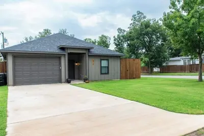 Image de Fabulous new modern 3-bedroom house in historic downtown Denison