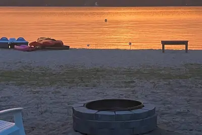 Image de Newly renovated 3 Br beachfront w/ panoramic view of Sebago Lake, Raymond, Me