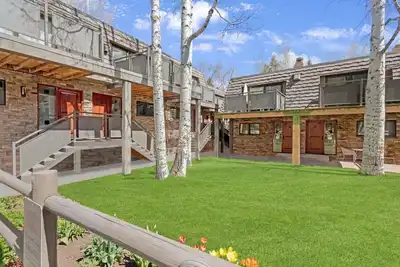 Image de 5 Million Dollar 3-bedroom condo in the core!