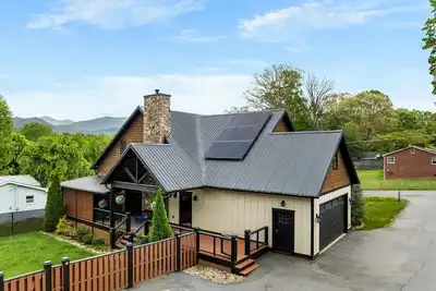 Image de Luxury 3-bedroom house near Asheville w Hot tub, Fire Pit, Gourmet Kitchen