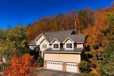 Image de Summit Retreat Sleeps 30 inside Seven Springs