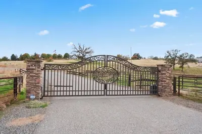 Image de 5-bedroom resort in charming Friant Ca with amazing outdoor amenities.