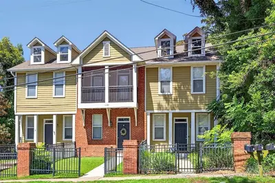 Image de The Bungalow - A Cozy Midtown Townhouse