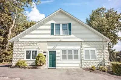 Image de Luxurious-Modern feel w/ custom features - Ac, short walk to Shelton