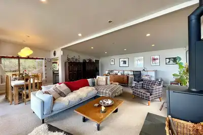 Image de Beautiful Titirangi Bush & Sea View Santuary with large entertainers deck.