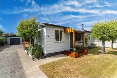 Image de Classic Kiwi Bach – Walk to Town, Lakes & Adventure