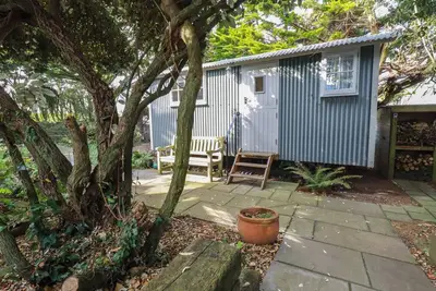 Image de Hilbre Shepherd Hut, romantic, country holiday cottage in Trevone