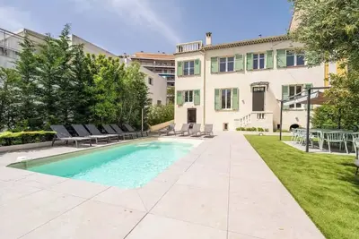 Image de Villa 250 m² avec vue panoramique, 5 chambres et spa privé à 10 min du centre!