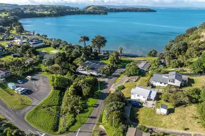 Image de Location on Lannan - metres from the sea!