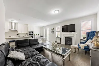 Image de Spacious Family & Group Getaway | Near Thermea Spa & Durham College | Sleeps 10