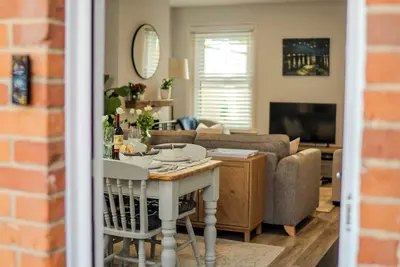 Image de Stylish 2-bed house ideal for business & family stays, garden, free parking.