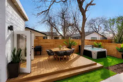 Image de Sunflower House - Luxe Retreat with Sauna & Hot Tub