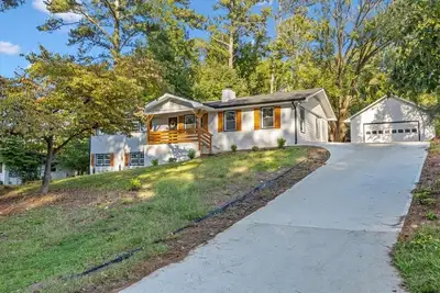 Image de Spacious Ranch style home in Douglasville. Game Room & Fire Pit free Wi-Fi