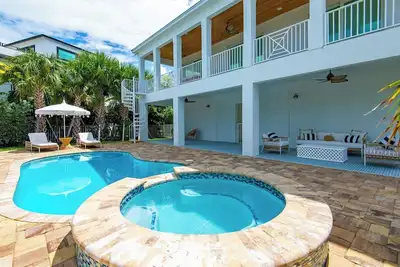 P01 - New 3 bed, 3 bath with private pool