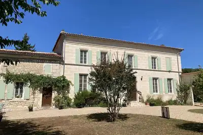 Image de Maison de Maître avec piscine et grand parc arboré