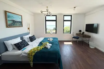 Image de Badacsony hegy lábánál a Balaton 400 m-re 0, 4 hektáros szölöbirtokon található.