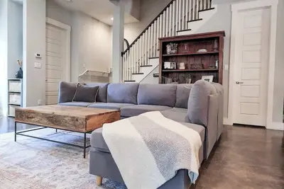 Image de Central Austin Retreat For 16. Walk to SoCo, Downtown & Barton Springs!