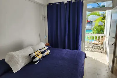 Image de 2 twin beds or king bed oceanfront hotel room with outdoor pool