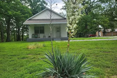 Image de Cozy 2-bedroom Schoolhouse Cabin near Truman Lake access points