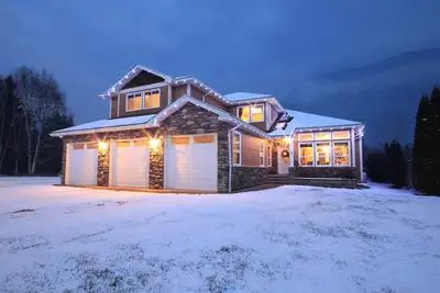 Image de The Kingfisher Estate, 4br, Hottub/sauna, massage chairs, heated garage