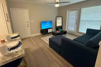 Image de Airy 1 Bed 1 Bath, Walk to Nrg, Near Med Center