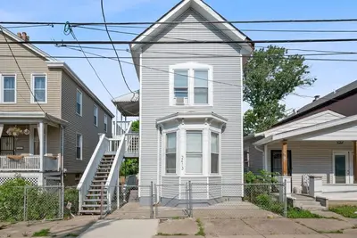 Image de Step into this beautifully furnished home where modern comfort trives.