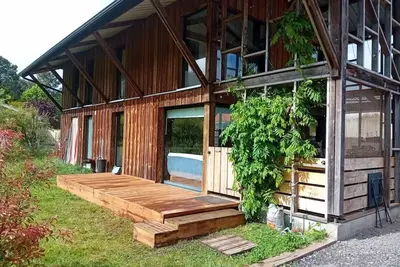 Image de Chaleureuse maison bois dans un typique village landais