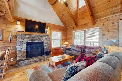Image de Peaceful cabin with  mtn views, hot tub, pool table, fireplace - free tickets!