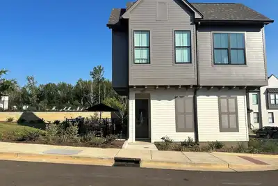 Image de Location, location location! Luxury 1-bedroom Townhome with 1-car garage & pool!