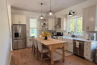 Image de Pickett’s Place-Modern Country Farmhouse with Rustic Charm, minutes from town.