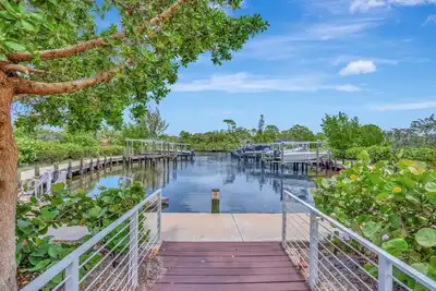 Image de Tranquil Waters\nNew Waterfront Townhome - Boat slip with lift included.