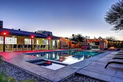 Image de 9 Large Bedrooms | Game Lounge | Fire Pit