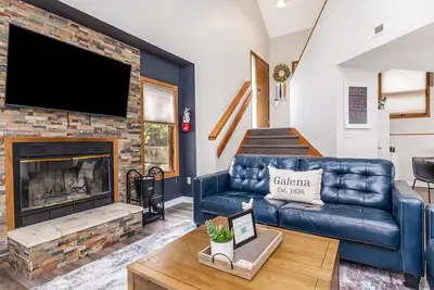 Image de Cozy 2 Br with Fireplace | Sleeps 6 |