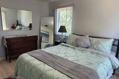 Image de 2br Priv Entry 2nd floor of house in quiet neighborhood, close to everything! !