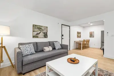 Image de New Modern Central Loft – Ideal for Travel Nurses!