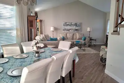 Image de 3 Bedroom Townhouse overlooking 10th tee at Golf Club of Illinois, near shopping