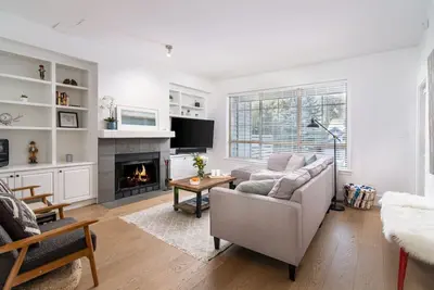 Image de Spacious 3-Level 4br | Private Hot Tub & Garage