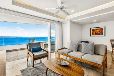 Image de Modern condo with ocean views, rooftop infinity pool & central Ac