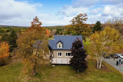 Image de Rural spacious farmhouse w/ hot tub and can sleep 10, located 15m from Truro