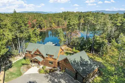 Image de Spacious Waterfront 6-bedroom Country House in Charming Meredith