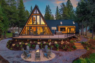 Image de Bend Retreat - Hot Tub, Fire Pit & Waterfront