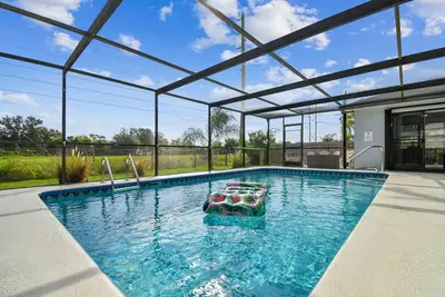 Image de Coastal Family Retreat – Pool, Fire Pit & Fun!