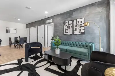 Image de Luxe Coastal Retreat, 10 Min to Beaches - Pool/Gym