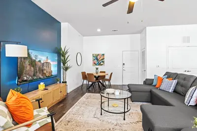 Image de Modern 2-Bedroom apartment Near Downtown & Airport. Access to Pool + Gym